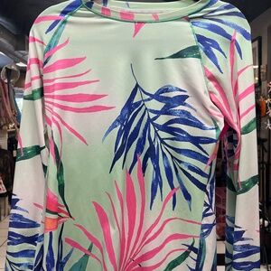 Keep it cool in this long sleeve sun shirt.